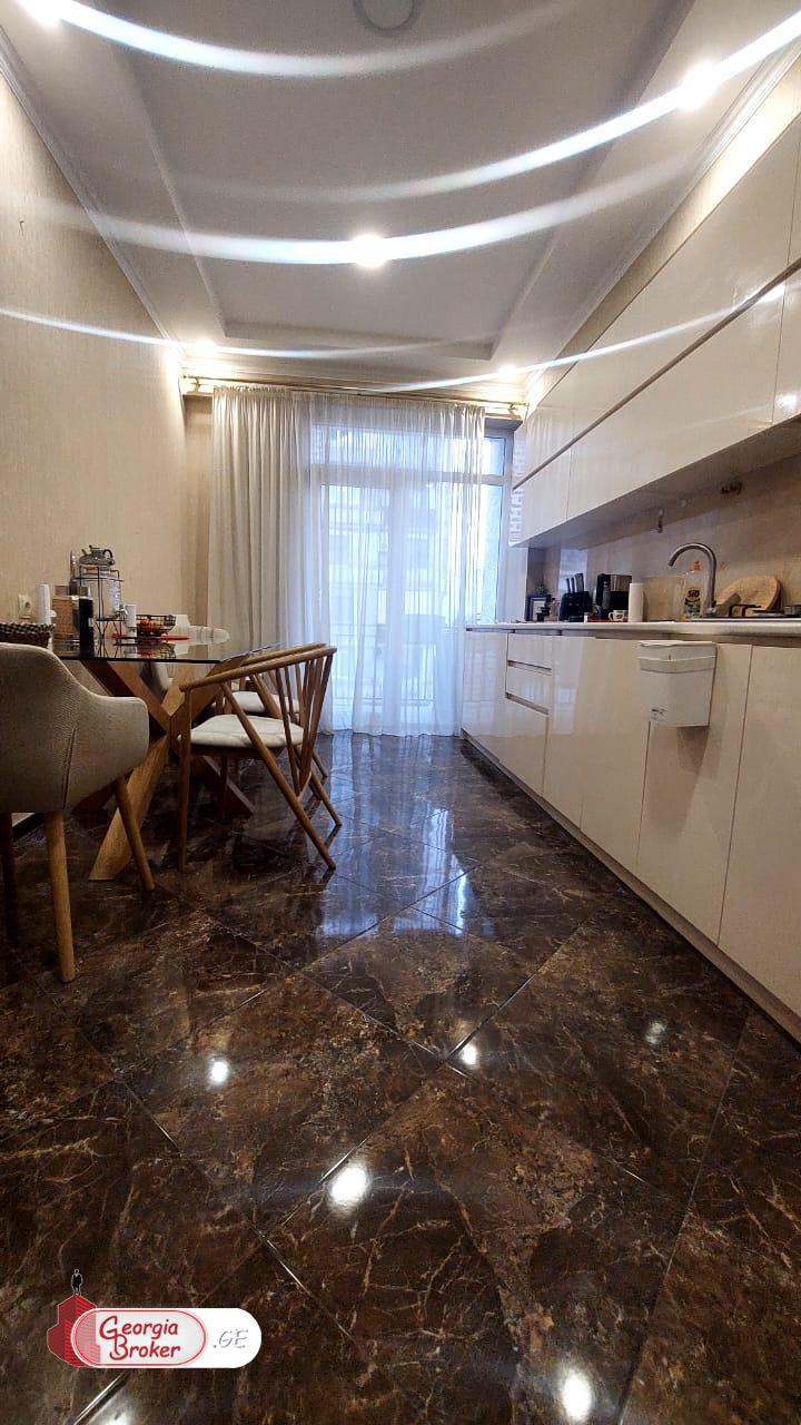 ქირავდება ახალი გარემონტებული 5 ოთახიანი ბინა ვაკეში